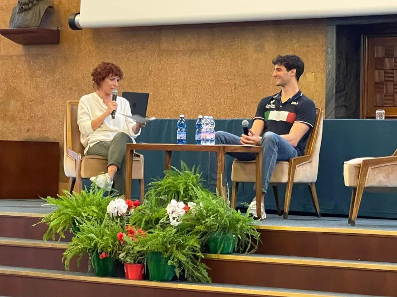 Talk sul palco durante L'atleta al centro 2023